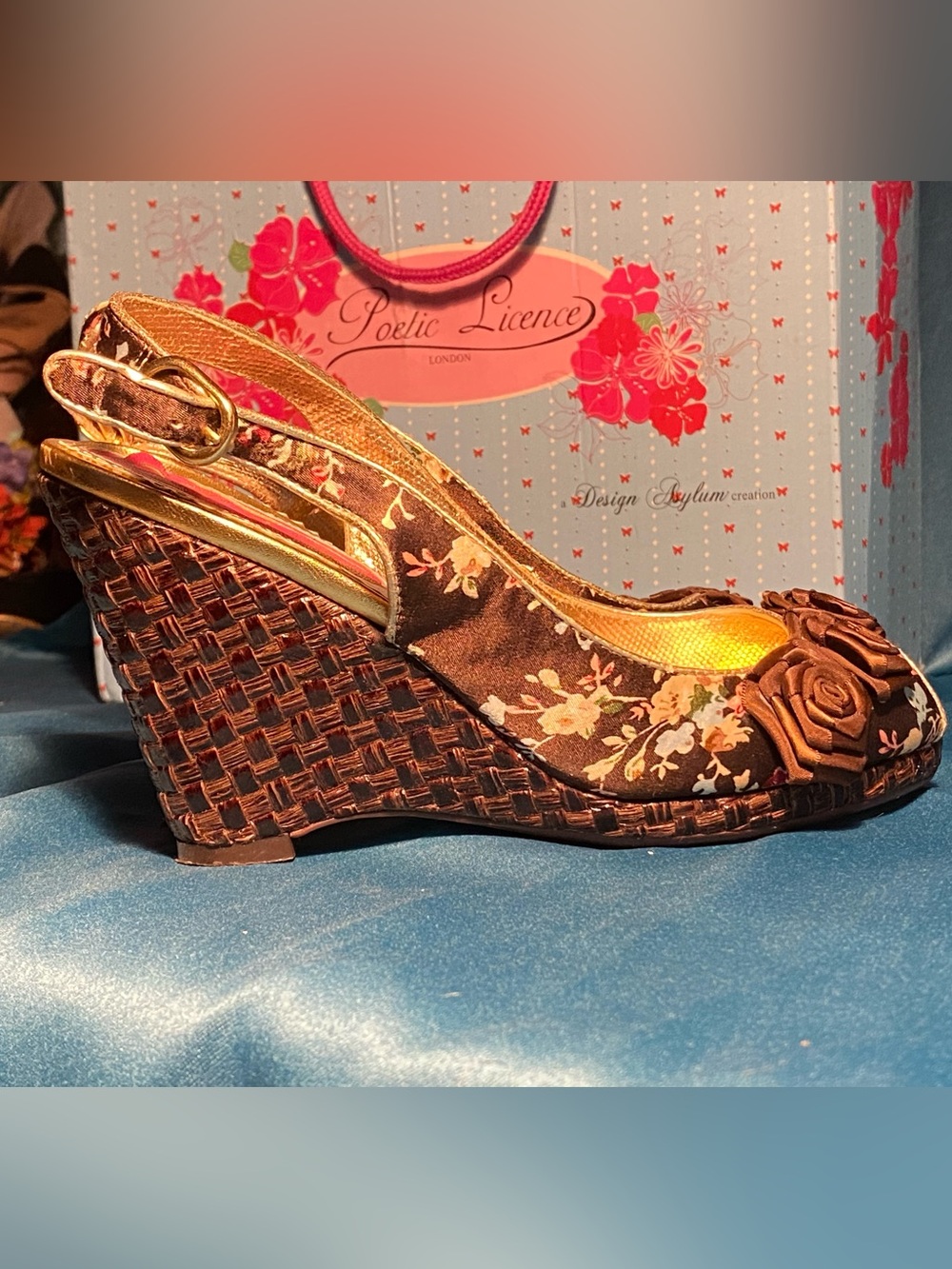 IC Poetic License,MISS CHINTZ,wedge sandal,floral/gold,rose appliqués,6.5 in box - Picture 5 of 13